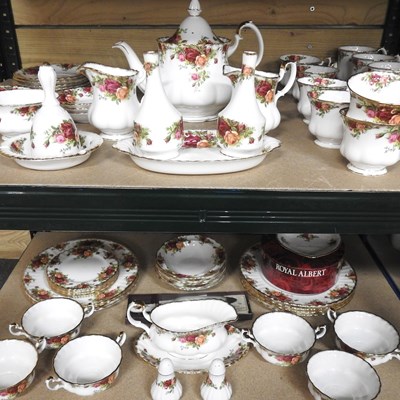Lot 40 - A Royal Albert Old Country Roses part tea and dinner service