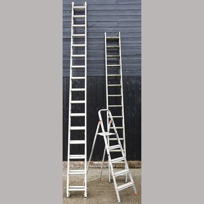 Lot 376 - An extending aluminium ladder