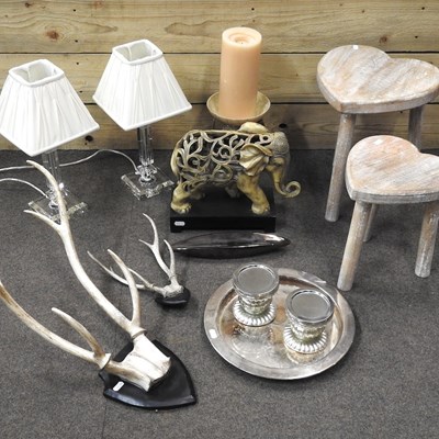 Lot 267 - A collection of decorative items