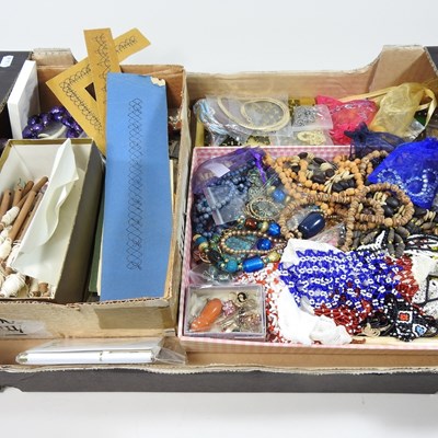 Lot 73 - A collection of costume jewellery