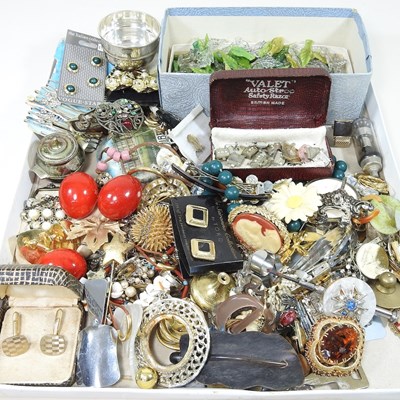 Lot 112 - A collection of costume jewellery