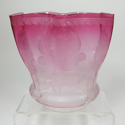 Lot 103 - A large pink etched glass oil lamp shade