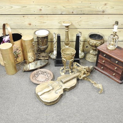 Lot 136 - A collection of decorative gilt painted items