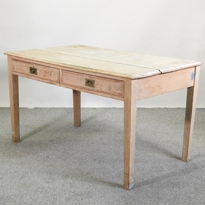 Lot 102 - An early 20th century oak writing table
