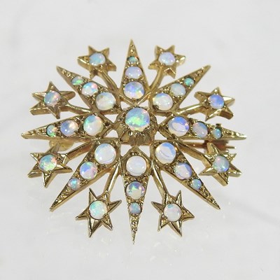 Lot 27 - A gold brooch