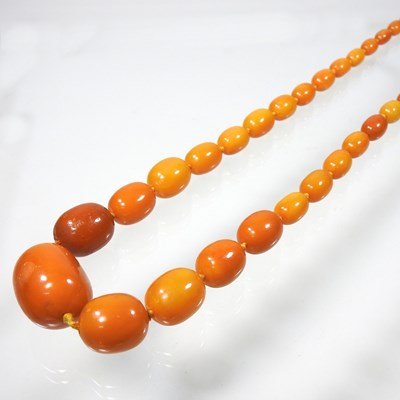 Lot 71 - An amber bead necklace