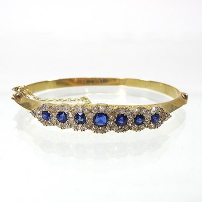 Lot 104 - An 18 carat bangle