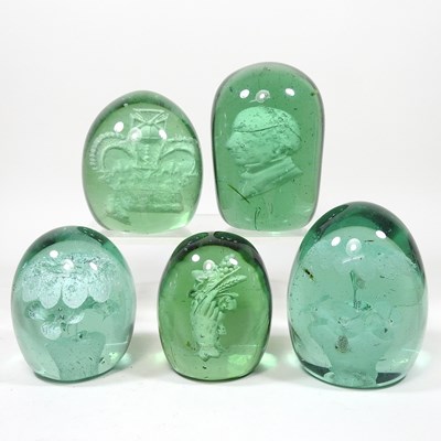 Lot 4 - A collection of paperweights