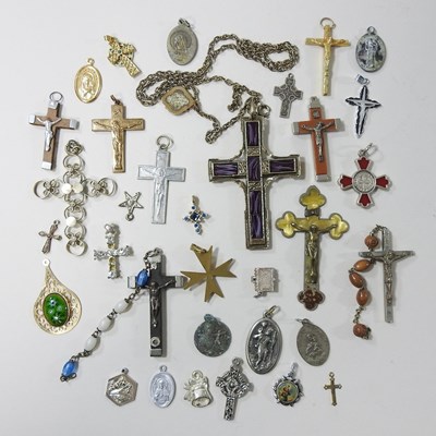 Lot 60 - A collection of jewellery