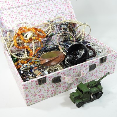 Lot 92 - A collection of costume jewellery