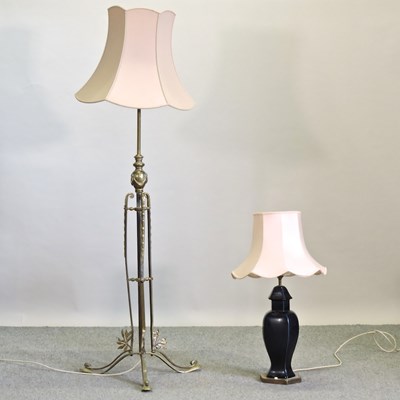 Lot 638 - An Edwardian brass telescopic standard lamp and shade