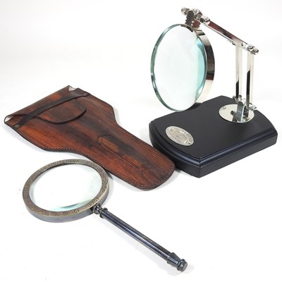 Lot 522 - A magnifying glass