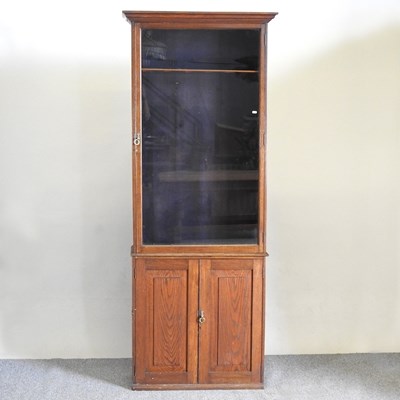 Lot 505 - An early 20th century gun cabinet