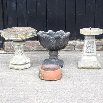 Lot 499 - A collection of garden items