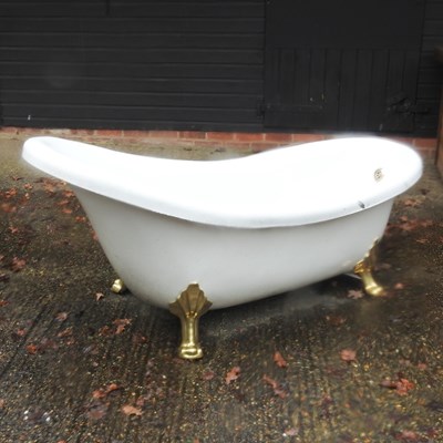 Lot 21 - A resin slipper bath