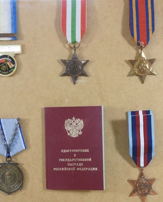 Lot 132 - A collection of World War II medals, to...