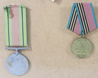 Lot 132 - A collection of World War II medals, to...