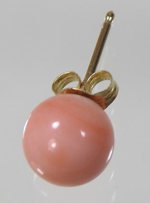 Lot 99 - A coral and cultured pearl bead necklace, with...