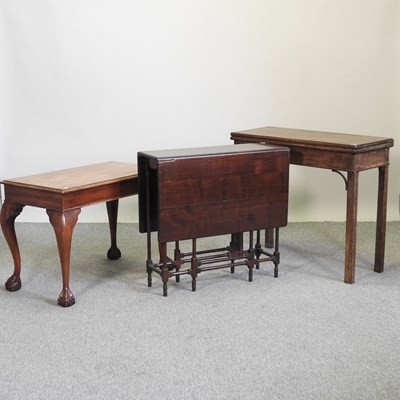 Lot 543 - A 1920's mahogany occasional table