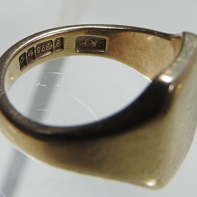 Lot 69 - A 9 carat gold signet ring, 8.6g, size N,...