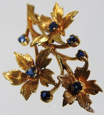Lot 25 - A 9 carat gold and sapphire brooch, in the...