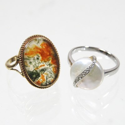 Lot 53 - A 9 carat gold moss agate dress ring, 2.8g,...