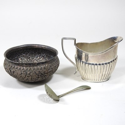 Lot 17 - An Edwardian silver cream jug, Chester 1908,...
