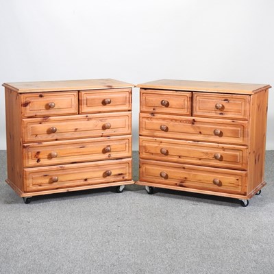 Lot 551 - A pair of modern pine chest of drawers (2)