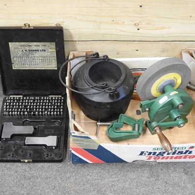 Lot 547 - A Modelmark punch set, various lathe gougers,...