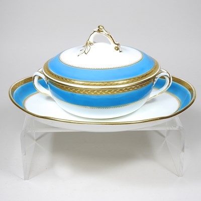 Lot 10 - A 19th century Minton tureen and cover on...