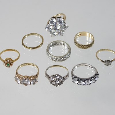 Lot 21 - A gold and platinum set diamond cluster ring