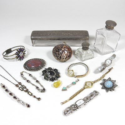 Lot 459 - A collection of jewellery, to include...