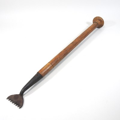 Lot 120 - An early 20th century thatcher's tool