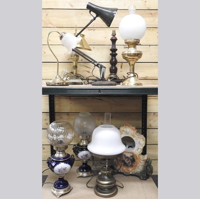 Lot 520 - A collection of various lamps and metalwares,...