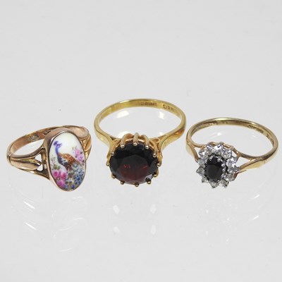 Lot 230 - A large 9 carat garnet single stone ring, 2.9g,...