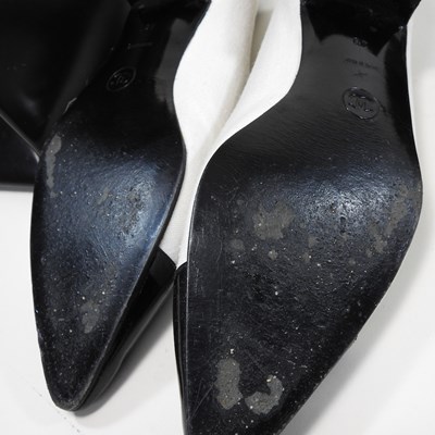 Lot 19 - A Gucci black leather tote handbag, with...