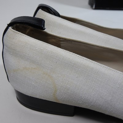 Lot 19 - A Gucci black leather tote handbag, with...