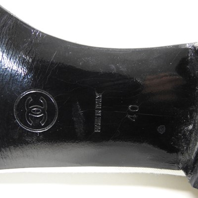 Lot 19 - A Gucci black leather tote handbag, with...