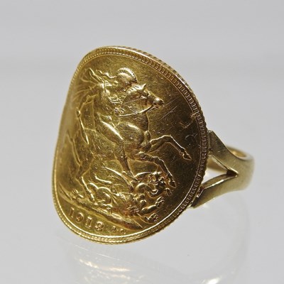 Lot 17 - An unmarked sovereign ring