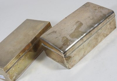 Lot 94 - An early 20th century silver table cigarette...