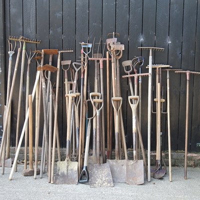 Lot 390 - A collection of vintage gardening and hand tools