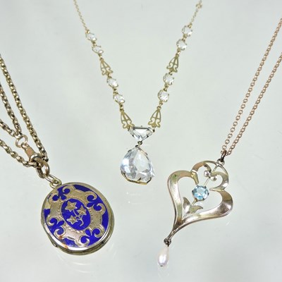 Lot 34 - A rose coloured pendant necklace