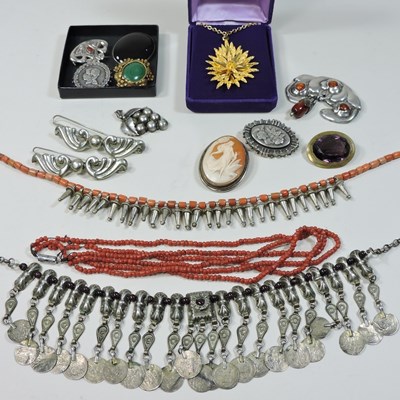 Lot 147 - A collection of costume jewellery