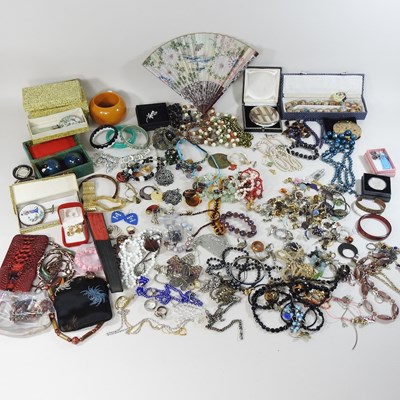 Lot 82 - A collection of costume jewellery