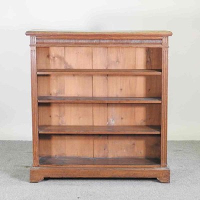Lot 66 - An early 20th century oak dwarf bookcase