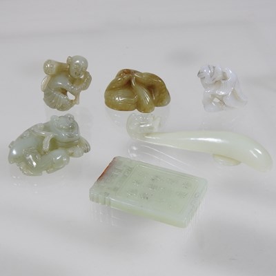Lot 83 - An oriental jade coloured hardstone carving of a swan and cygnet
