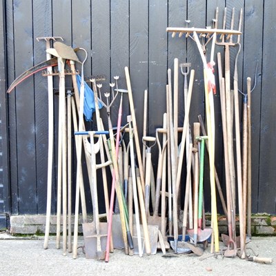 Lot 115 - A large collection of garden tools