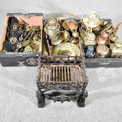 Lot 384 - A collection of metalwares to include a brass...
