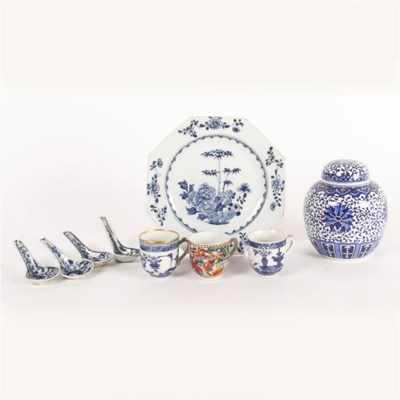 Lot 391 - A collection of Chinese porcelain, to include...