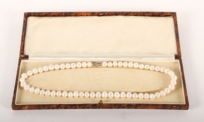 Lot 200 - A string of cultured pearls in a fitted case